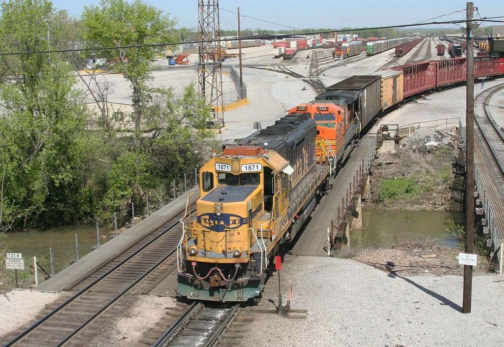 Three BNSF paintscheme in one shot